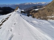 48 Salendo su cimetta carica di neve panoramica sulla Valle di Albaredo 